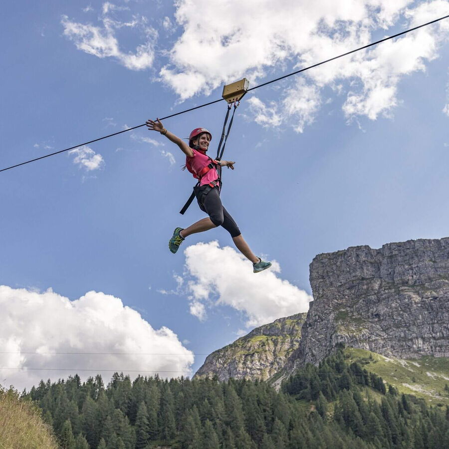 Die Dame saust mit dem Almflieger hinüber, bei Gerlosstein.