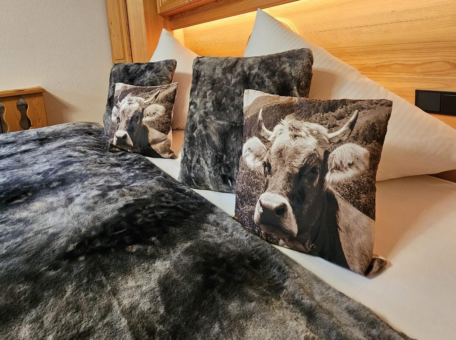 Kuschelige Bettwäsche im Alpenchalet im Zillertal.