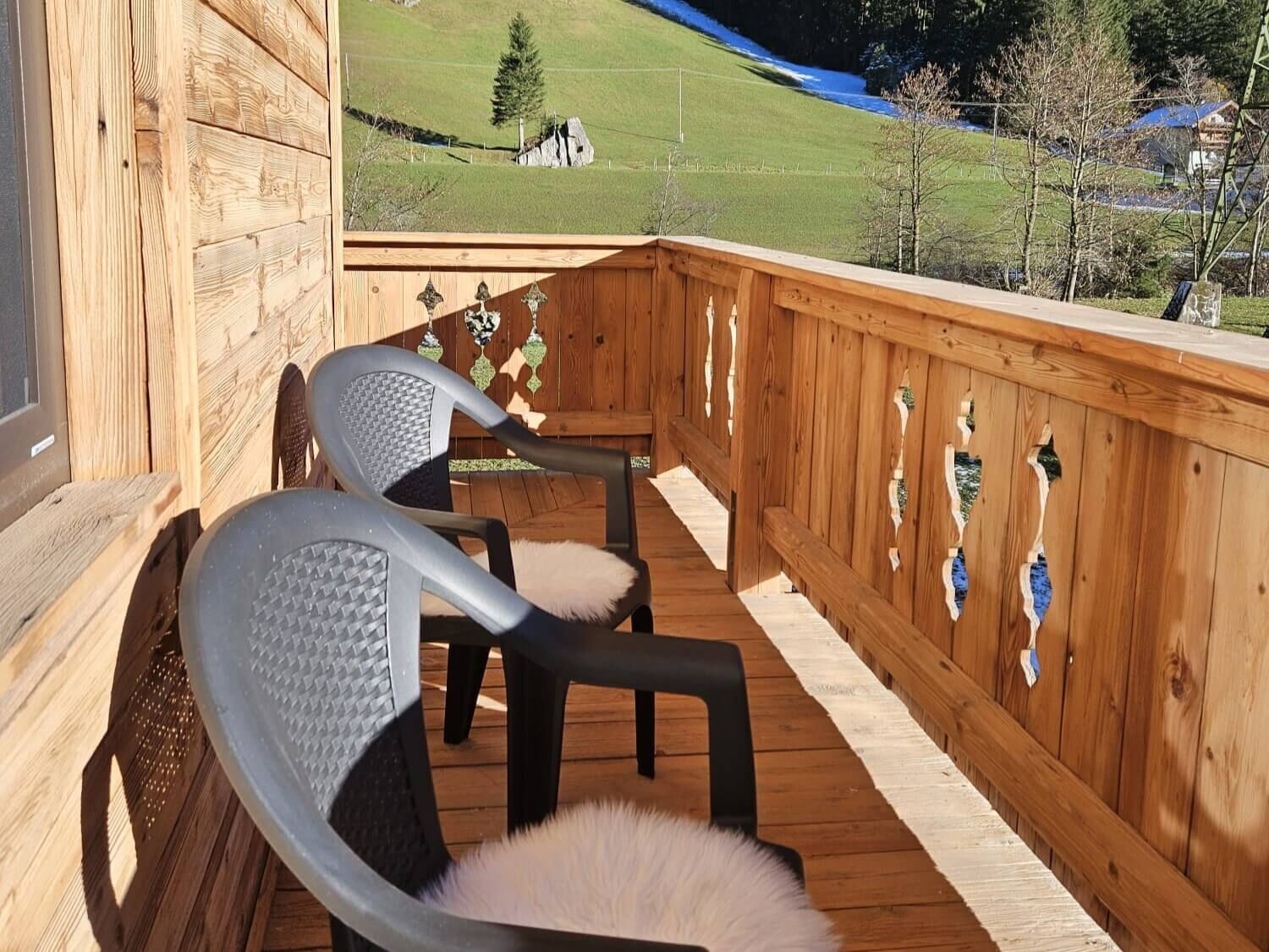 Der sonnige Balkon mit Fellern auf den Stühlen und tollem Ausblick, im Zillertal.