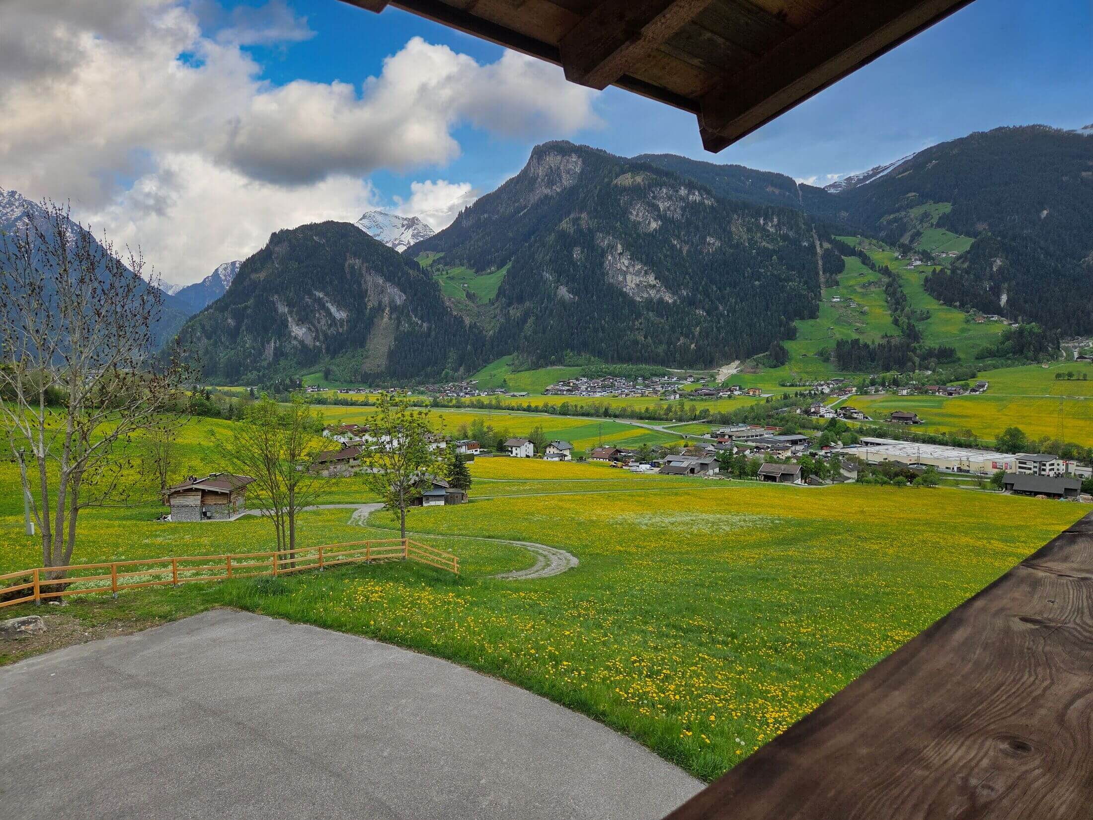 Die alte Brennhütte mit Blick vom Balkon auf die Zillertaler Alpen.