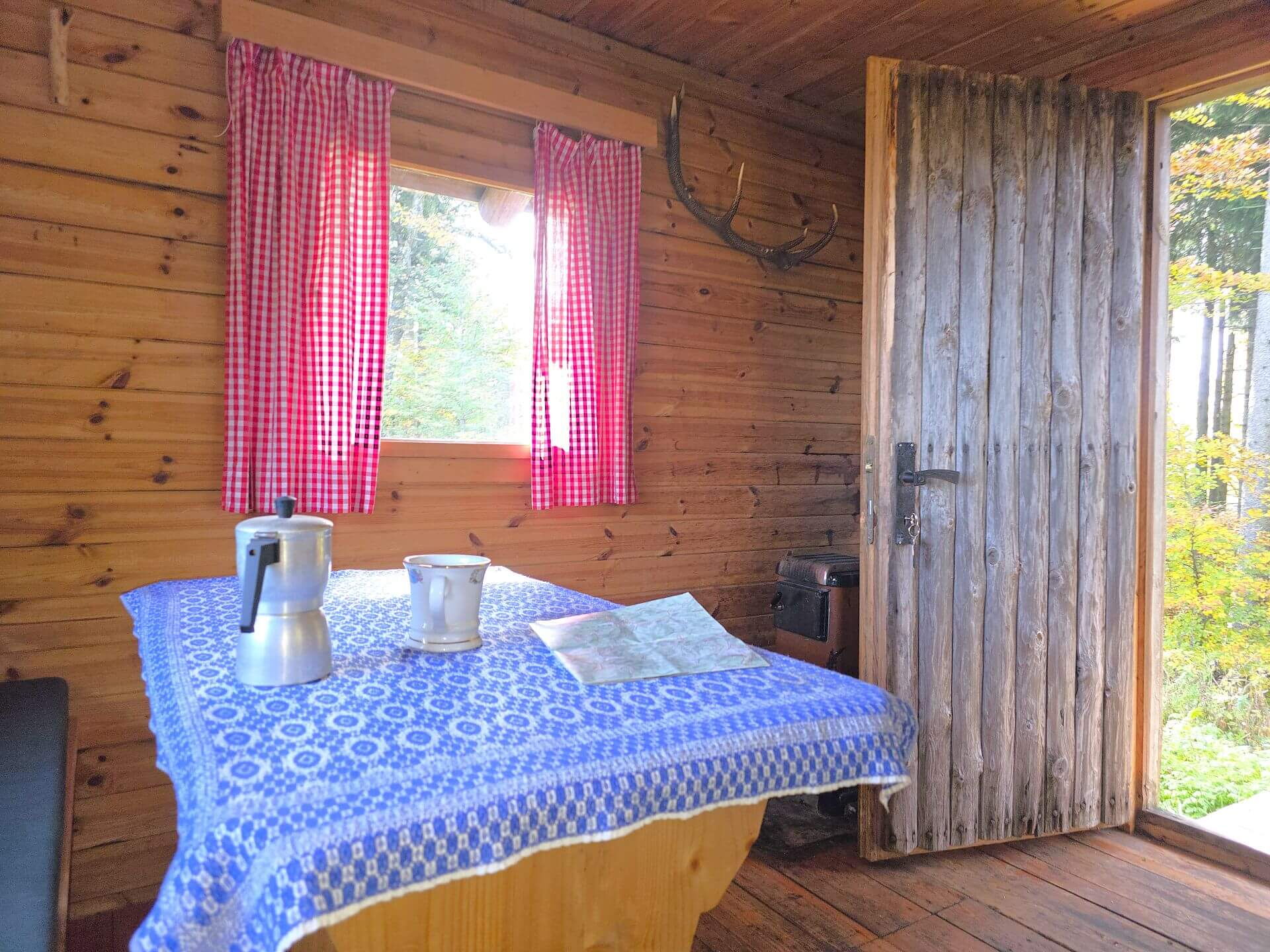 Beim Kaffee trinken in der Abenteuer-Hütte und der knisternde Holzofen, richtig wohlig warm wird's.