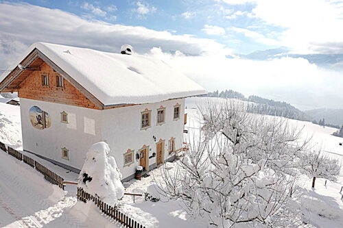 Das Grafenhäusl mit Neuschnee auf den Bergen.