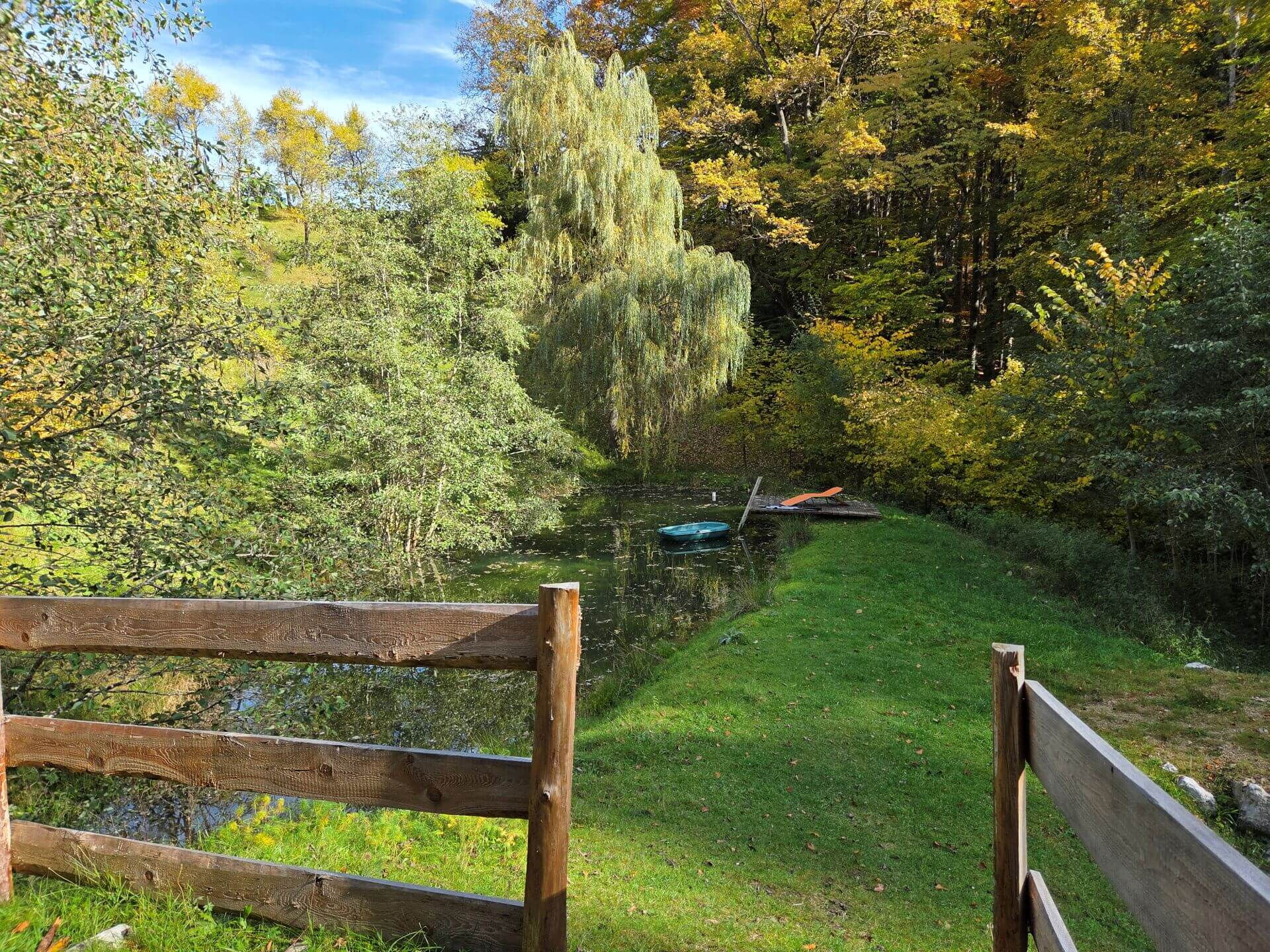 Raus aus der Mühlenhütte mit Blick auf deinen Privatteich.
