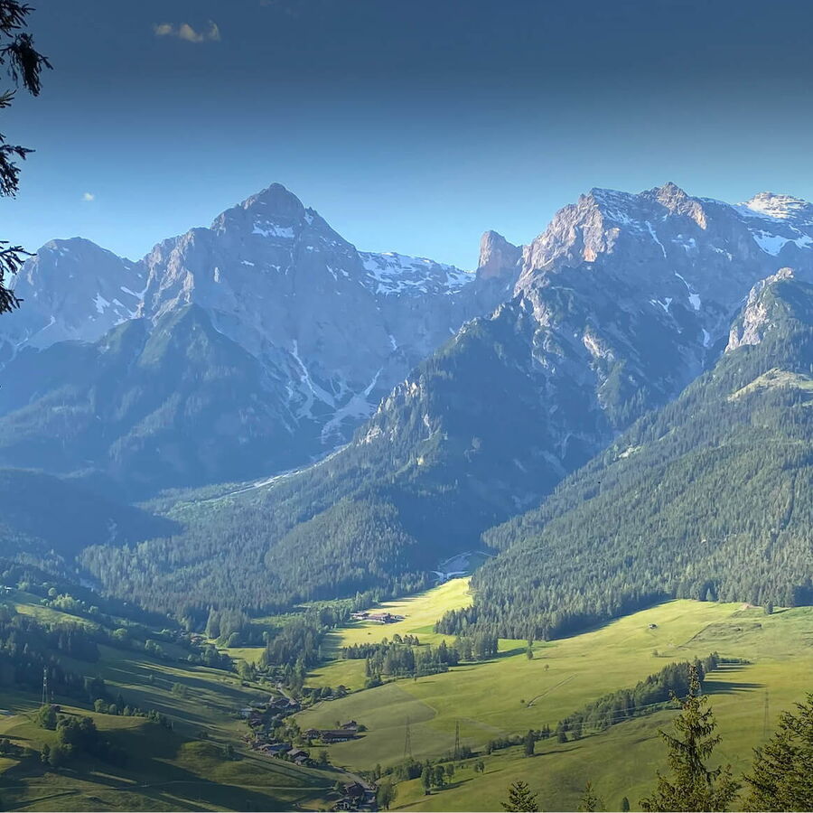 Schönheit Natur: Berge blauer Himmel und Sonnenschein.