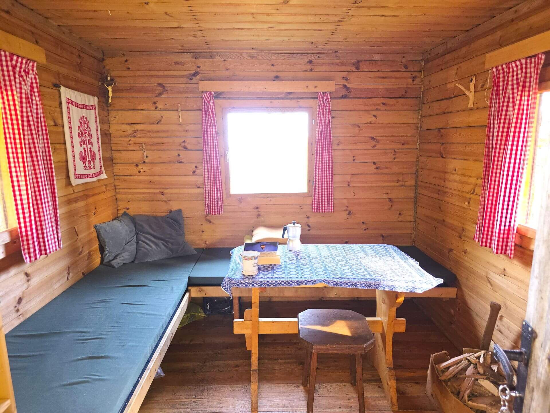 Richtiges Hüttenflair kommt in der Abenteuer-Hütte auf.