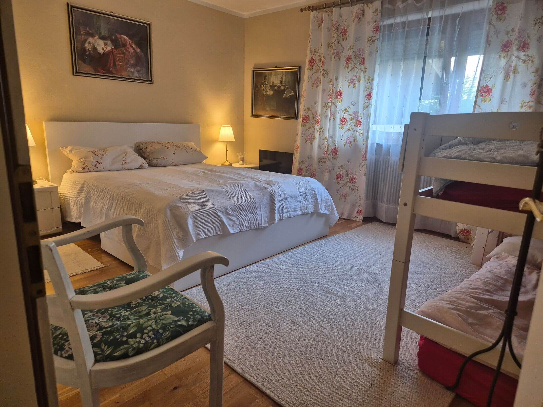 Das Schlafzimmer in der Ferienwohnung Rosenidylle lädt zum kuscheln ein.