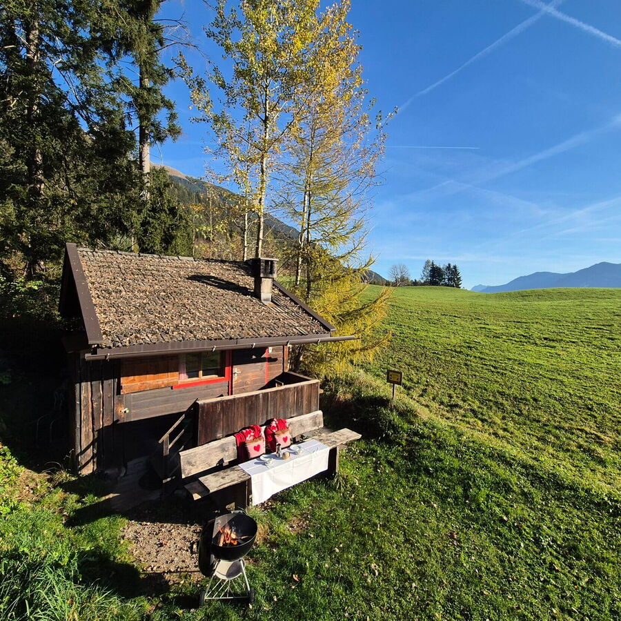 Das Waldhüttl am Karwendel mit Blick auf die Bergwelt.
