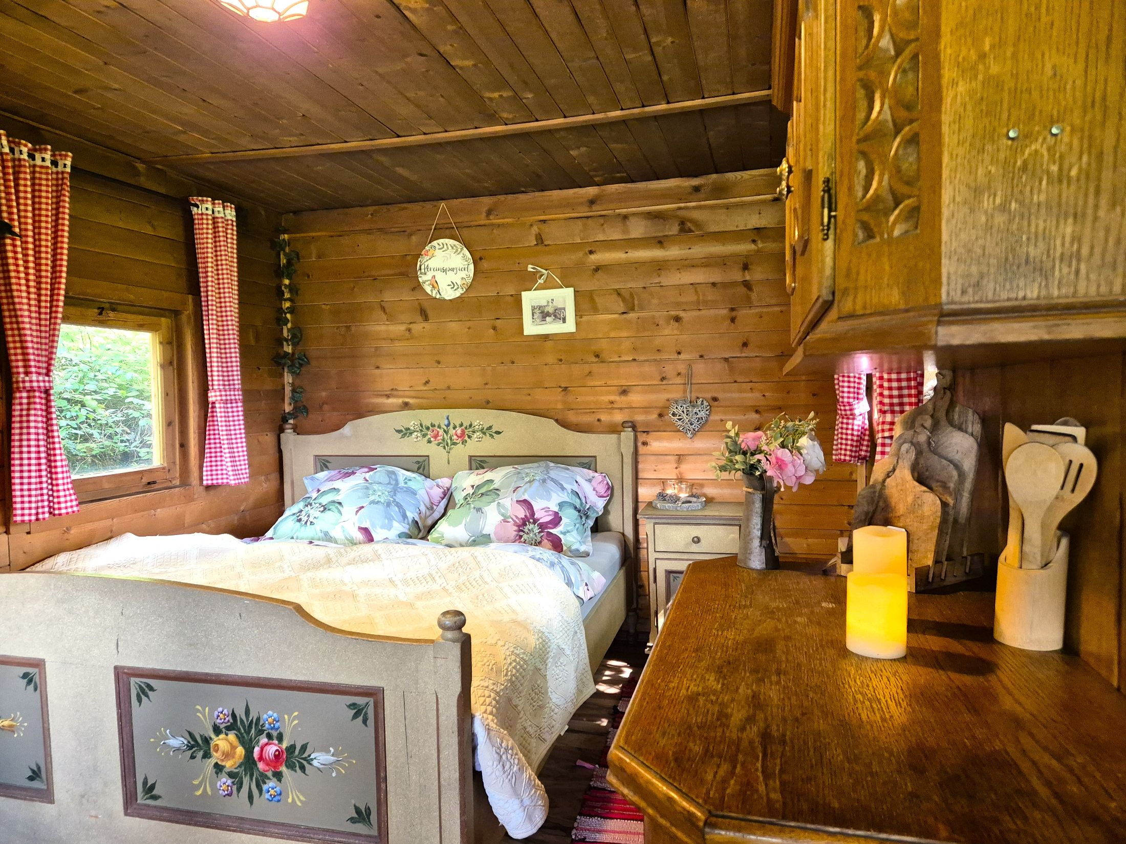 Der Schlafbereich im Waldhüttl.