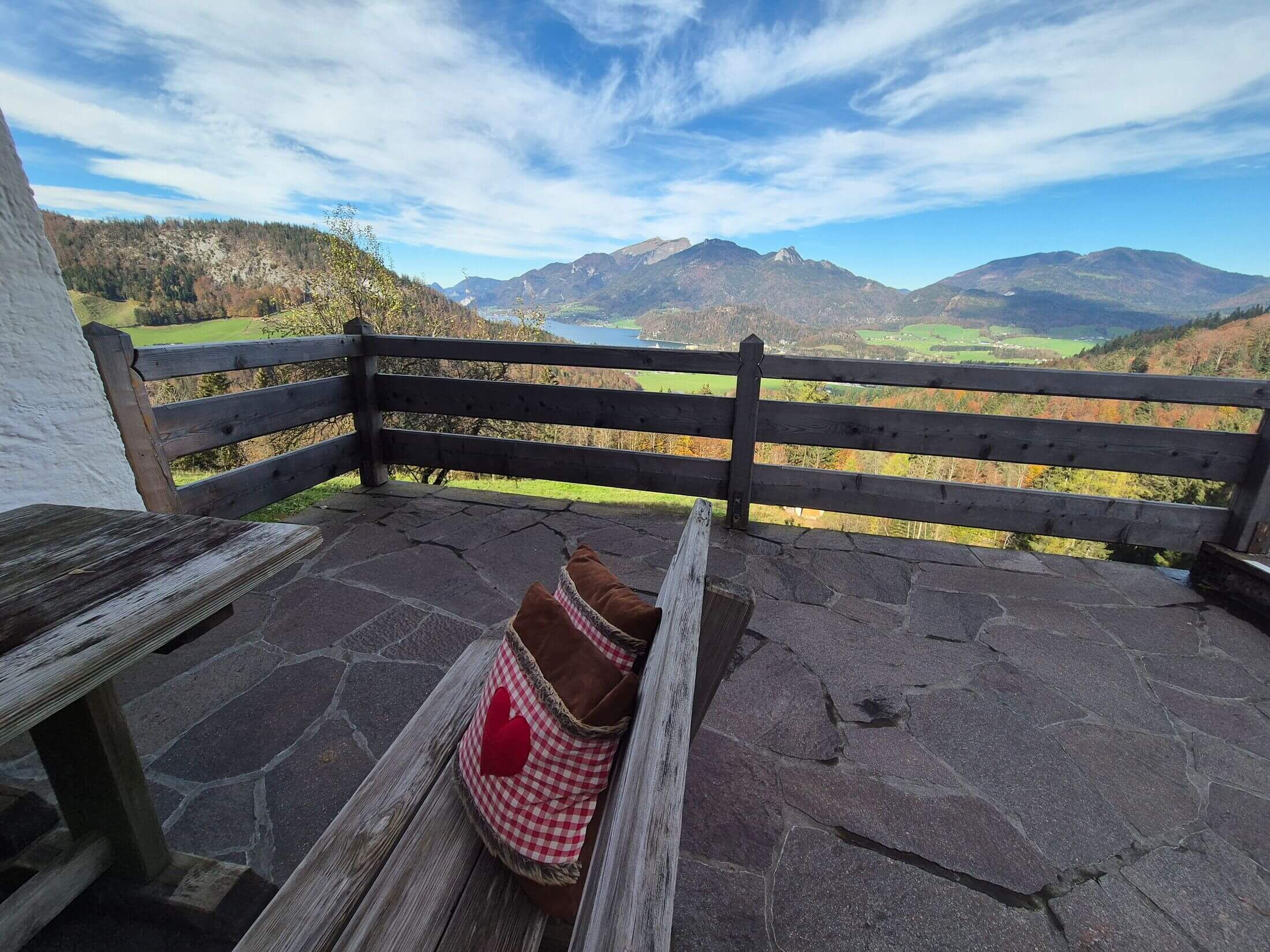 Auf der Terrasse der Laimeralm mit Blick auf den Wolfgagnsee und die Terrasse.