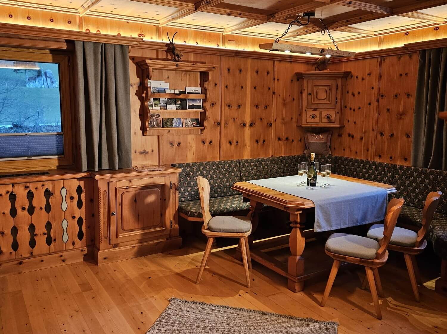 Die gemütliche Holzstube im Zillertaler Alpenchalet, mit Blick ins Frei.