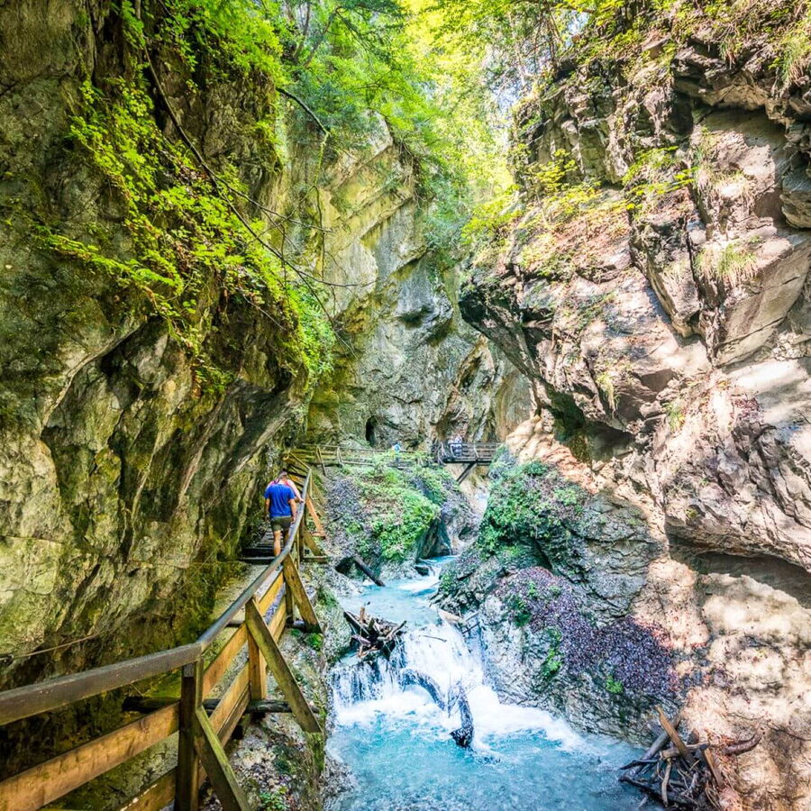 Die atemberaubende Wolfklamm in Stans entlang des glasklaren Wasserfalls wandern.