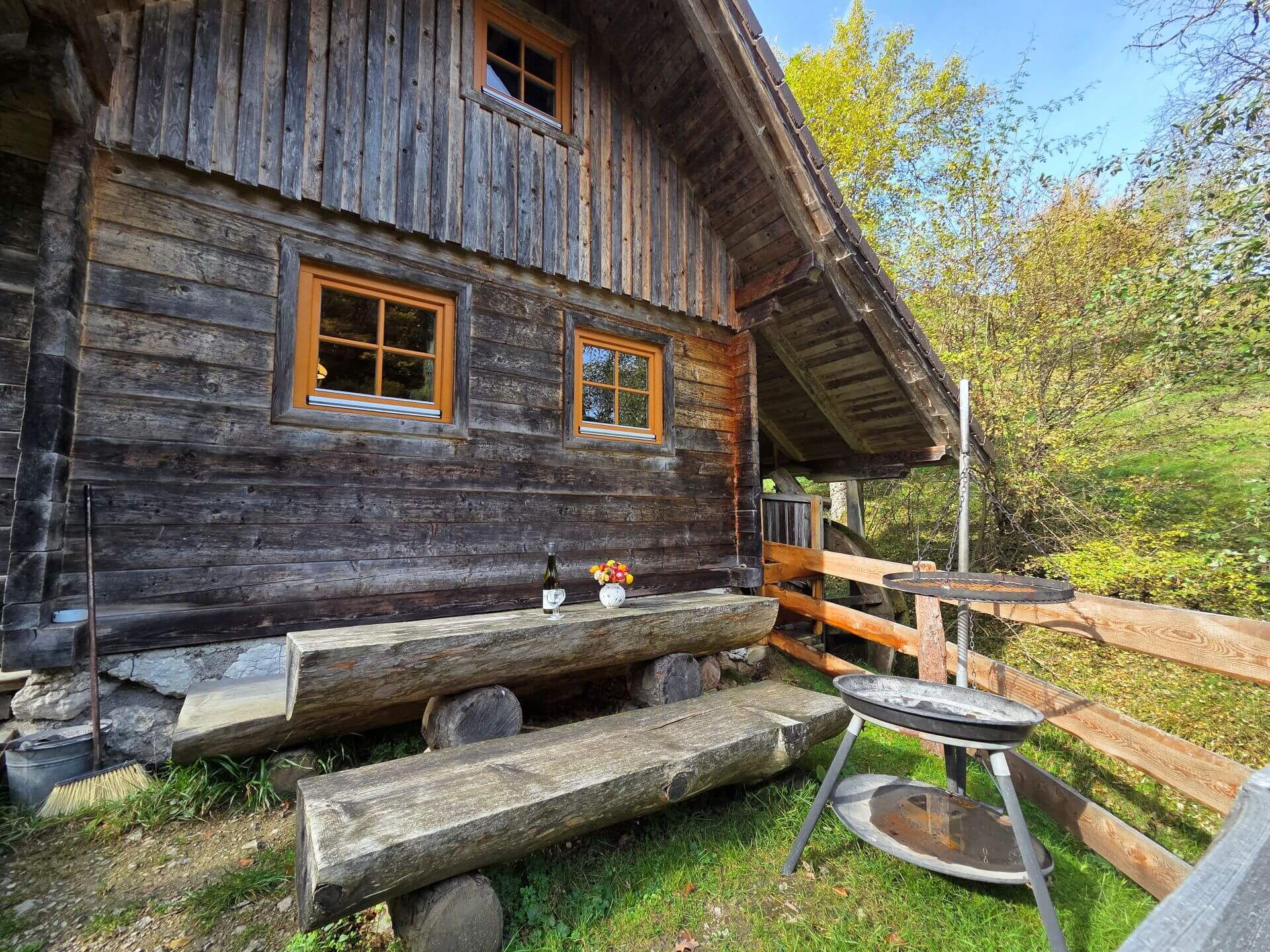 Die Terrasse bei der Mühlenhütte, zum Grillen und zusammen sitzen - mit Blick auf den Privatteich.