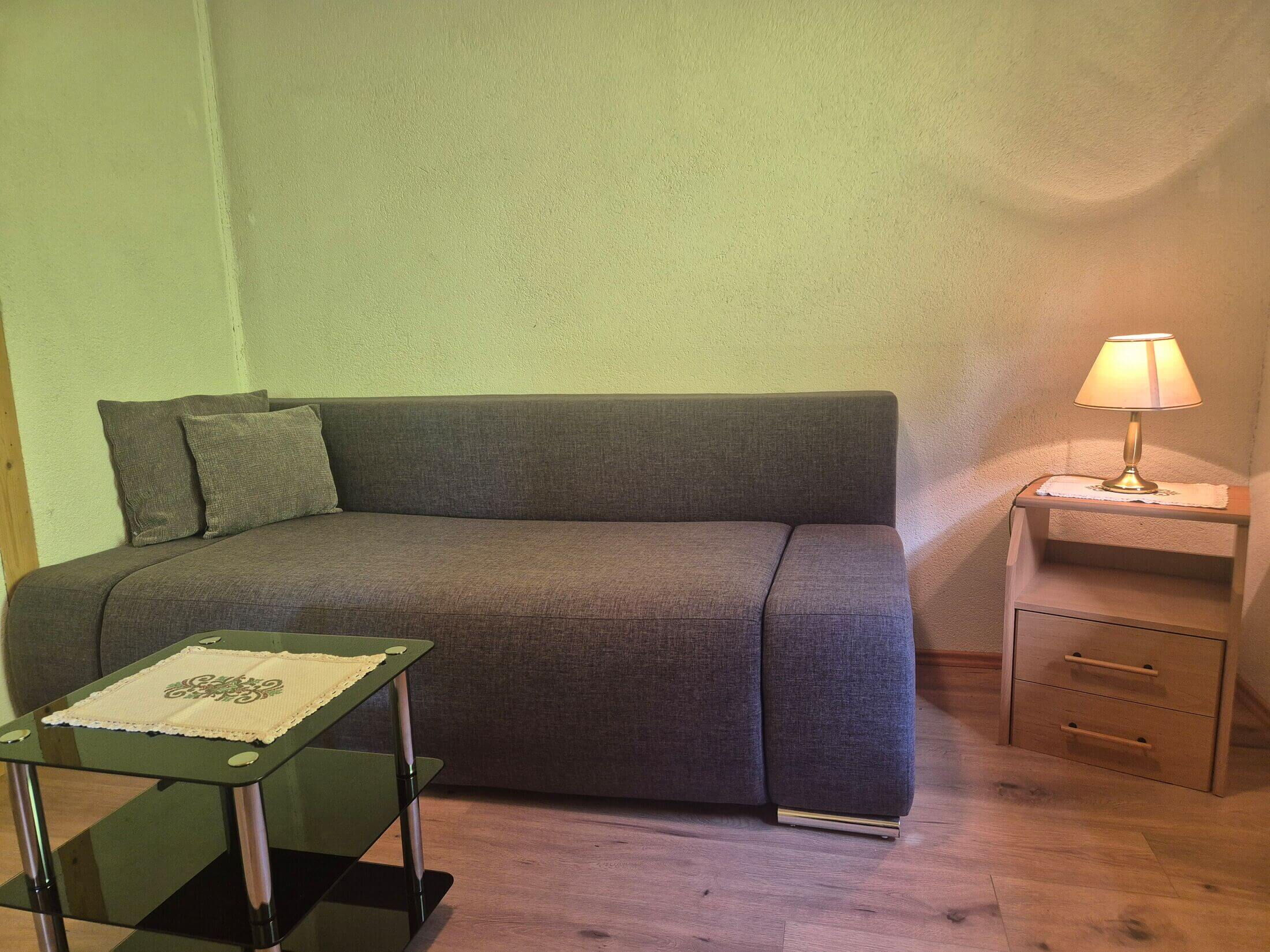 Die gemütliche Couch zum lunzen oder auch als Schlafcouch ist sehr gemütlich.