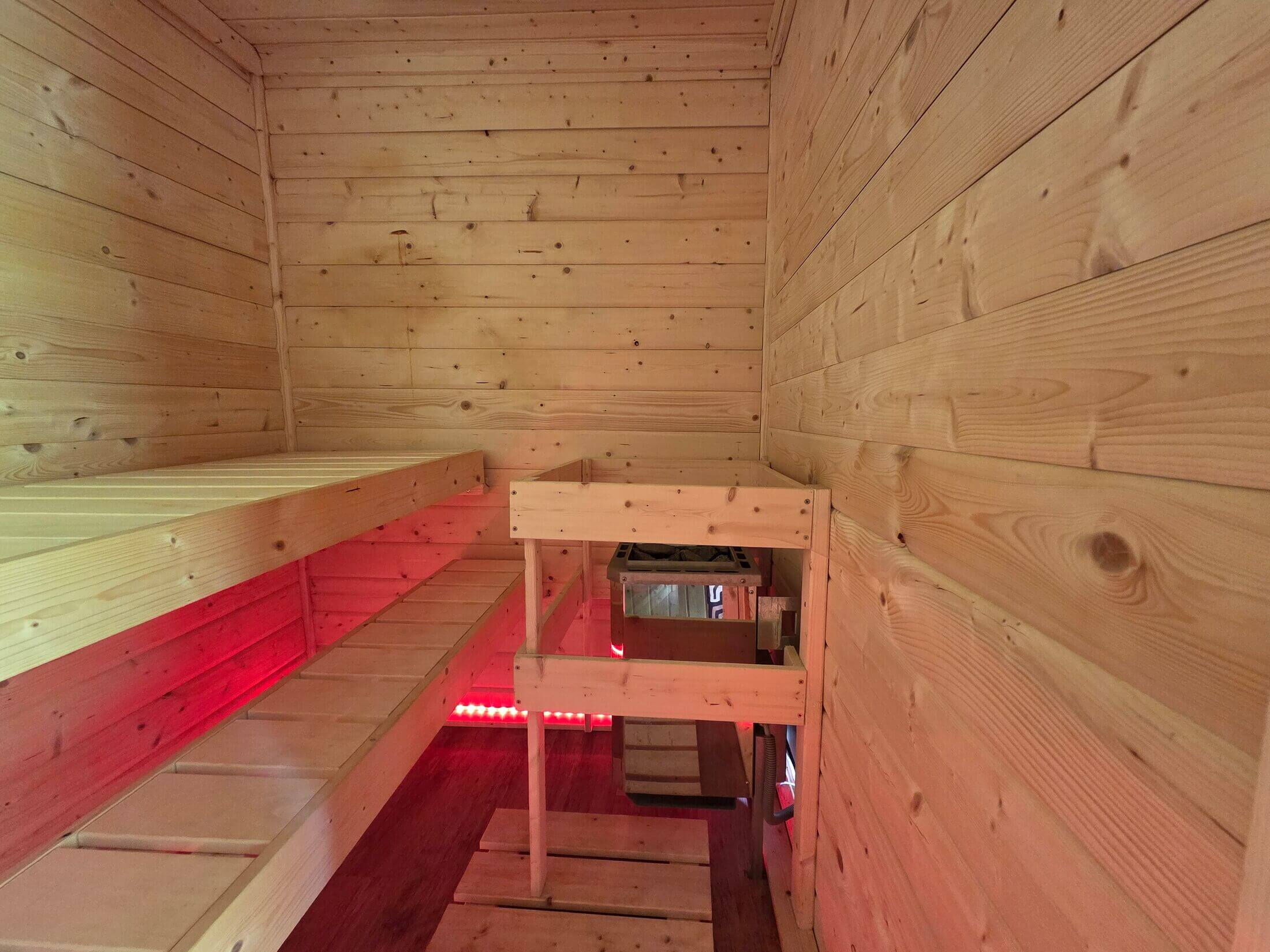 Die Sauna im Kochhäulsl mit Sauna Ofen und Beleuchtung.