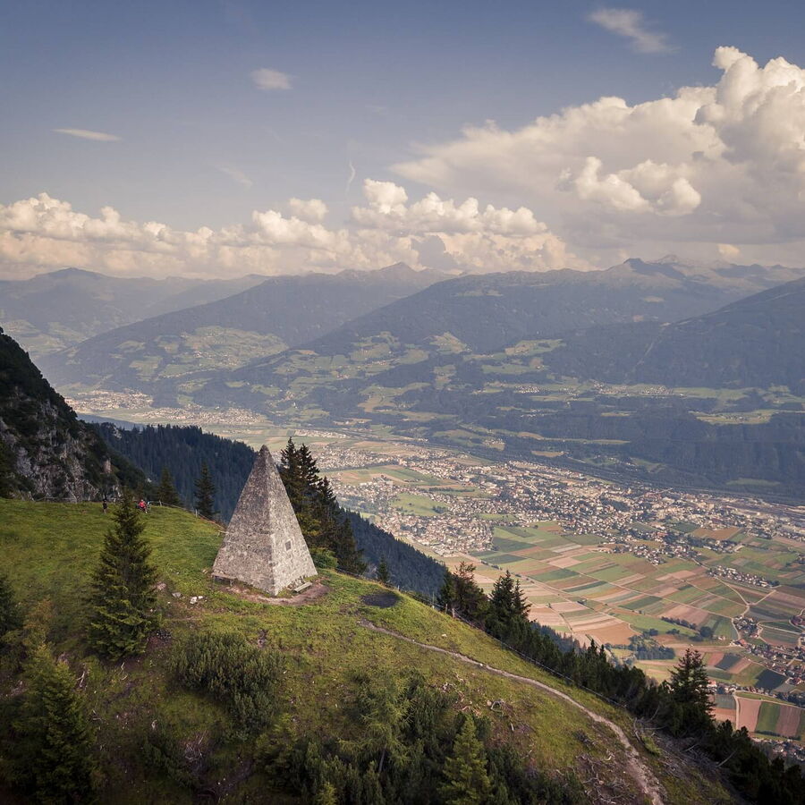 Kaisersäule in Thaur mit Blick ins Inntal.