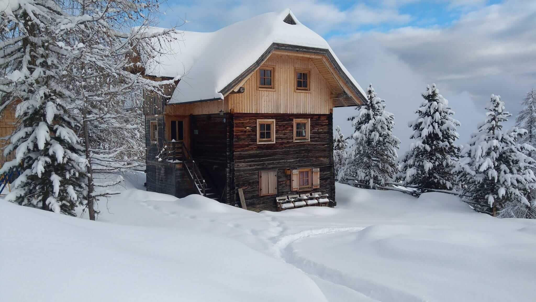 Die Pietschacher Almhütte Hochrindl in ihrem Winterkleid.