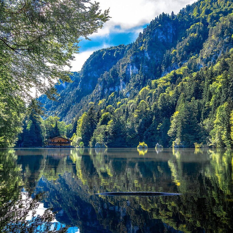Der schön gelegene Bergelsteiner See in seiner vollen Pracht.