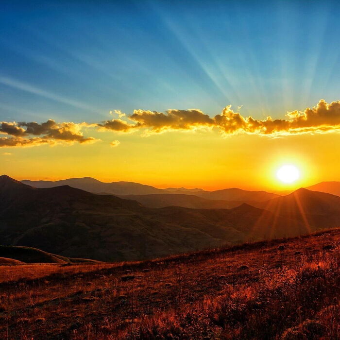 Ein mit schönen Momenten gefüllter Tag in den Bergen geht vorbei und die Sonne verschwindet hinter den Gipfeln.