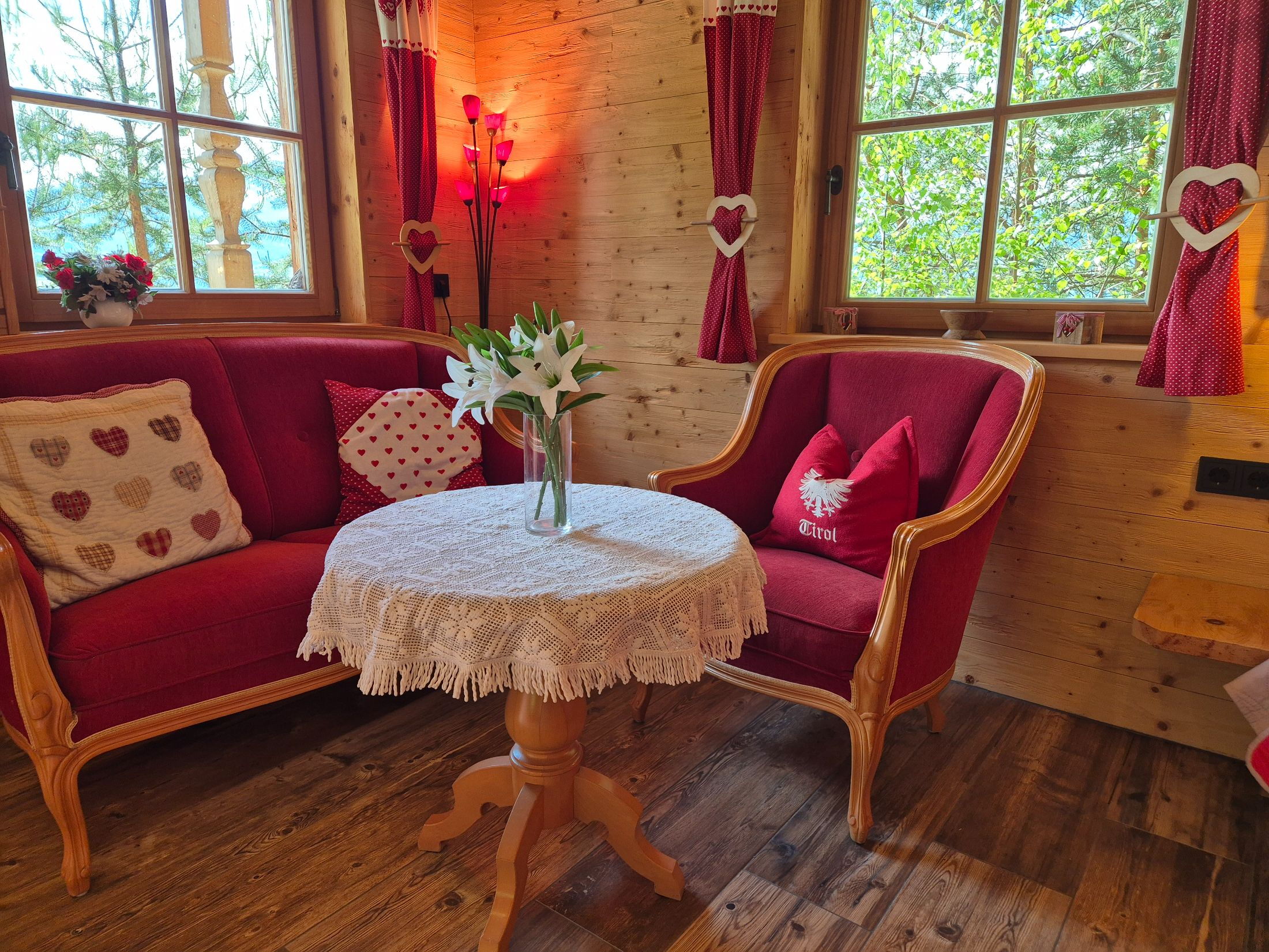 Die gemütliche Sitzecke in der Tiroler Hütte.