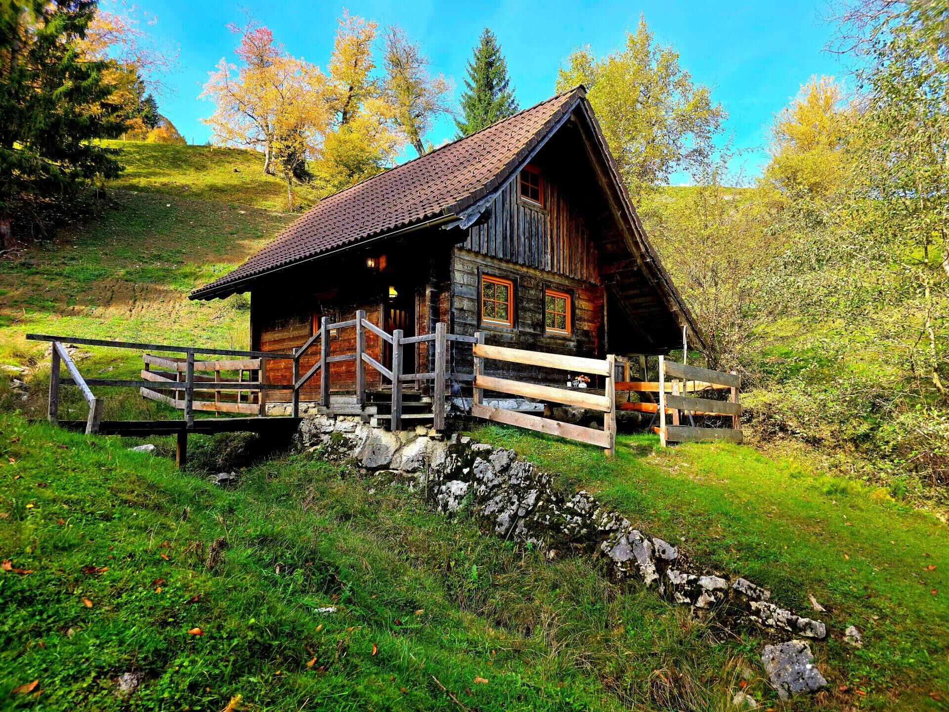 Die Mühlenhütte im Mostviertel erstrahlt durch die Sonnenstrahlen im vollen Glanze.
