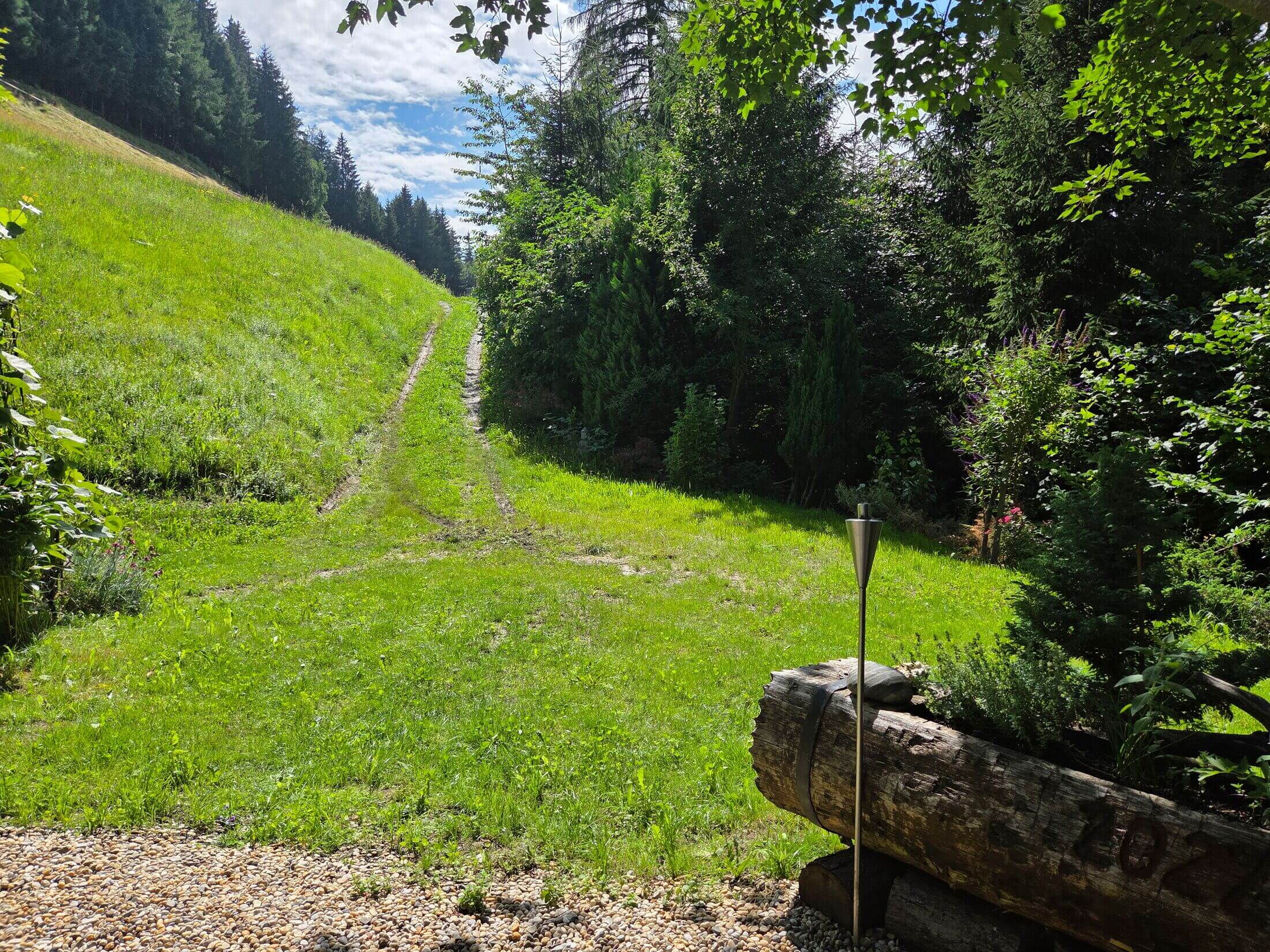 Der Weg zum Kochhäusl in den Tuxer Alpen ist gut erreichbar.