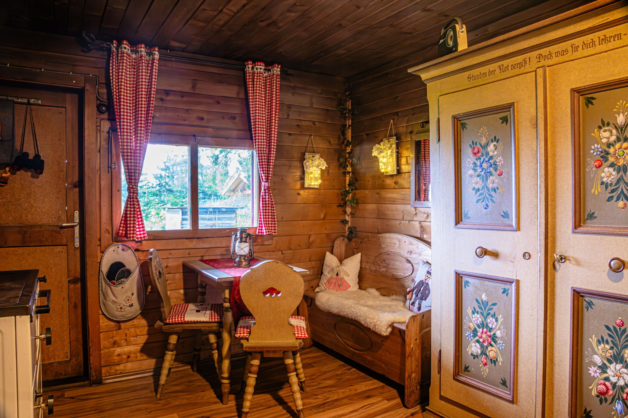 Die Sitzgelegenheit in der schnukeligen Hütte.