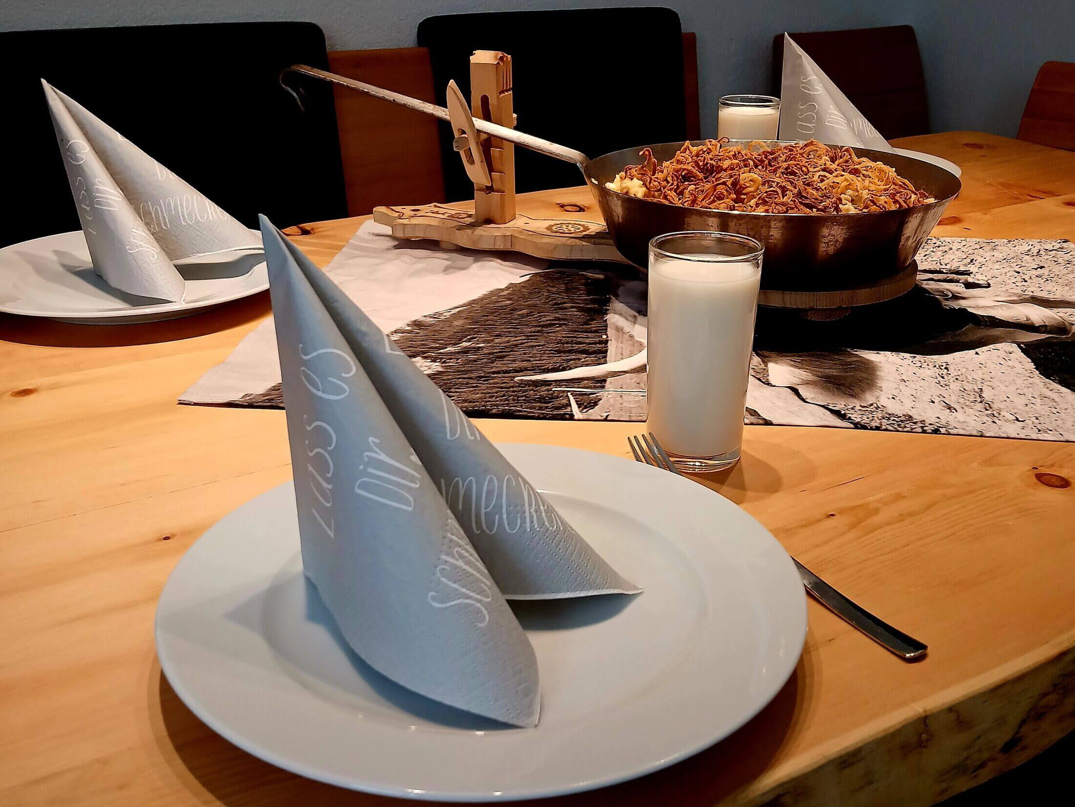 Ein gedeckter Tisch lädt mit den Liebsten im Alpenchalet im Zillertal ein, zum Platz nehmen.