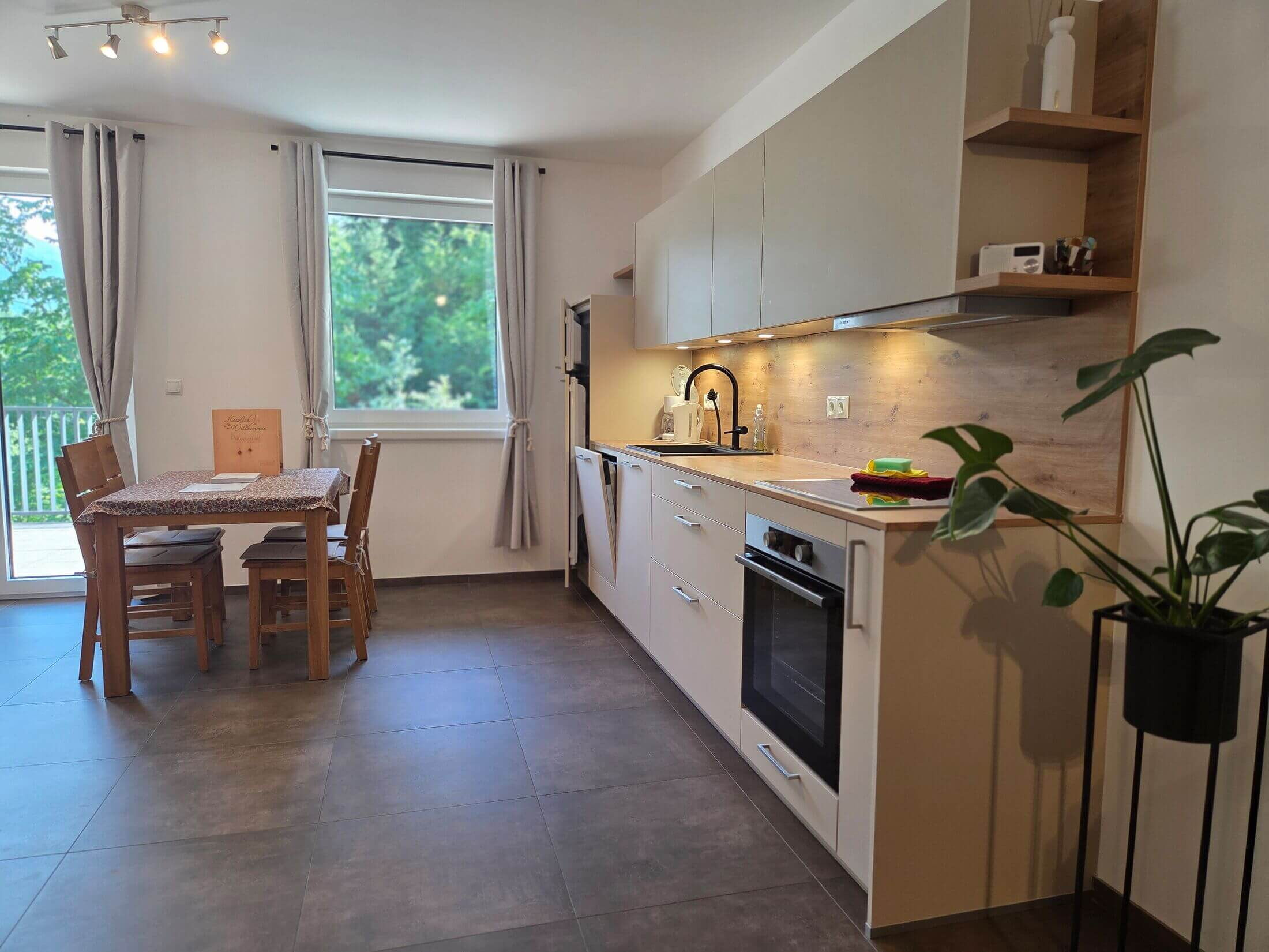 Die Pferdeheimat mit Küchenzeile und Esstisch.