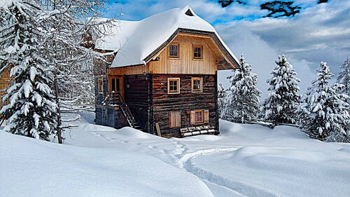 Die Pietschacher Almhütte Hochrindl in ihrem Winterkleid.
