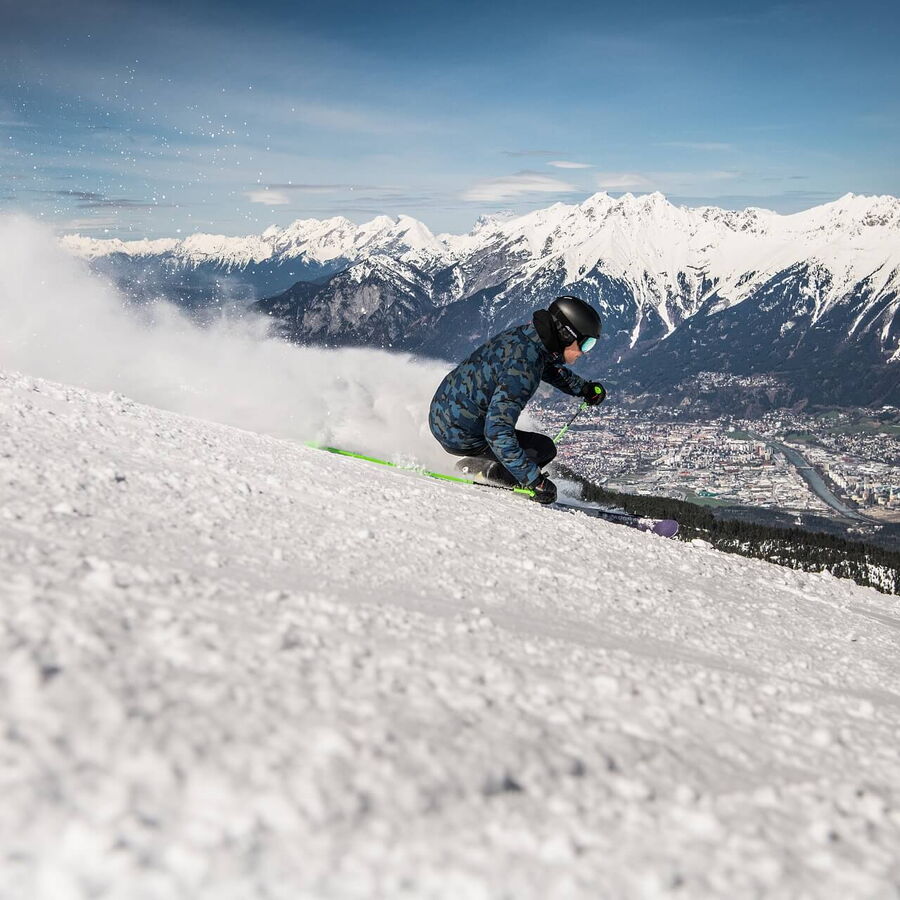 Mit traumhaften Ausblick aufs Tal und das Karwendelgebirge am Glungezer Skifahren.