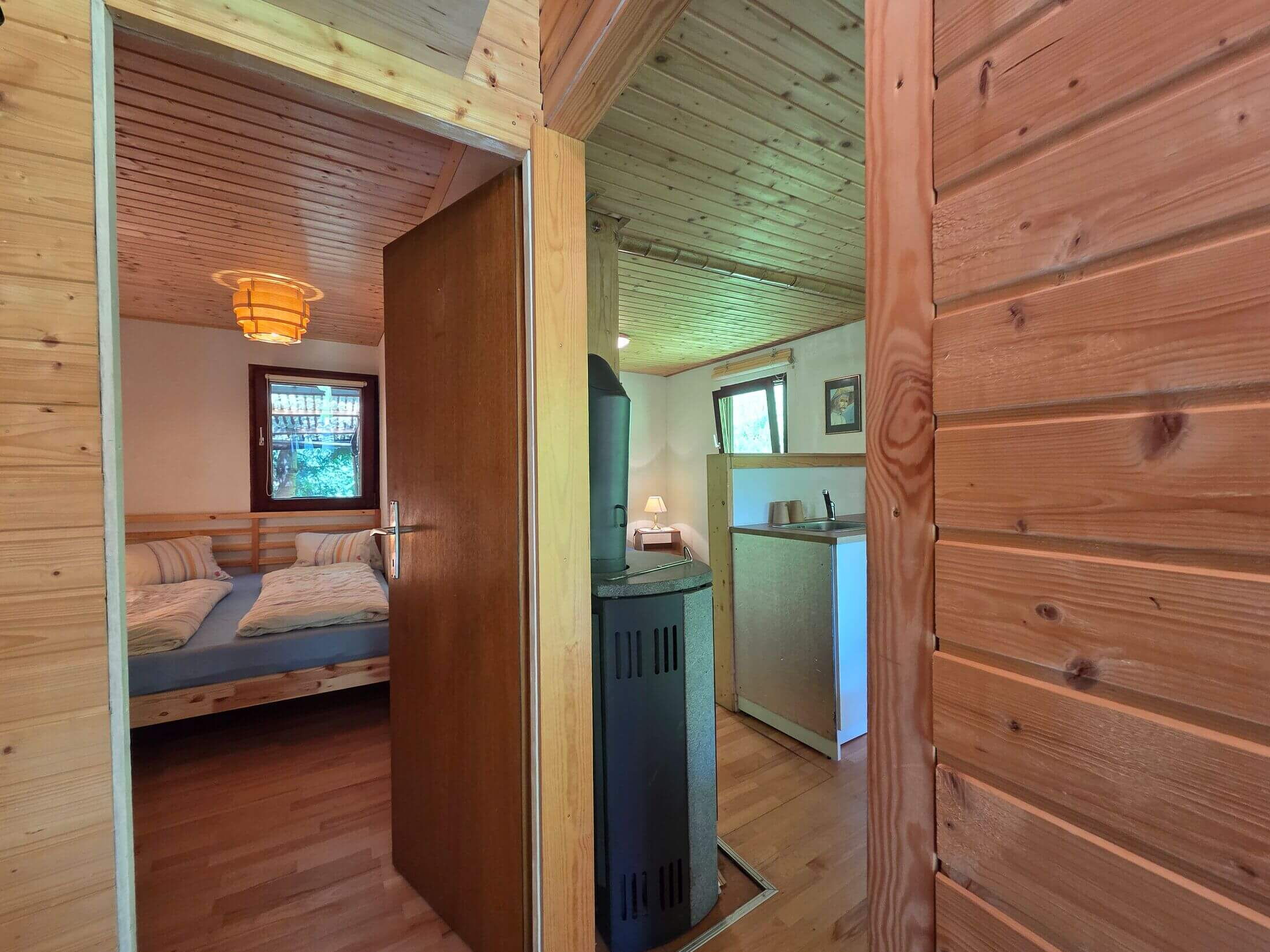 Vom Gang aus erreicht man die Küche und das gemütliche Schlafzimmer vom Kochhäusl.