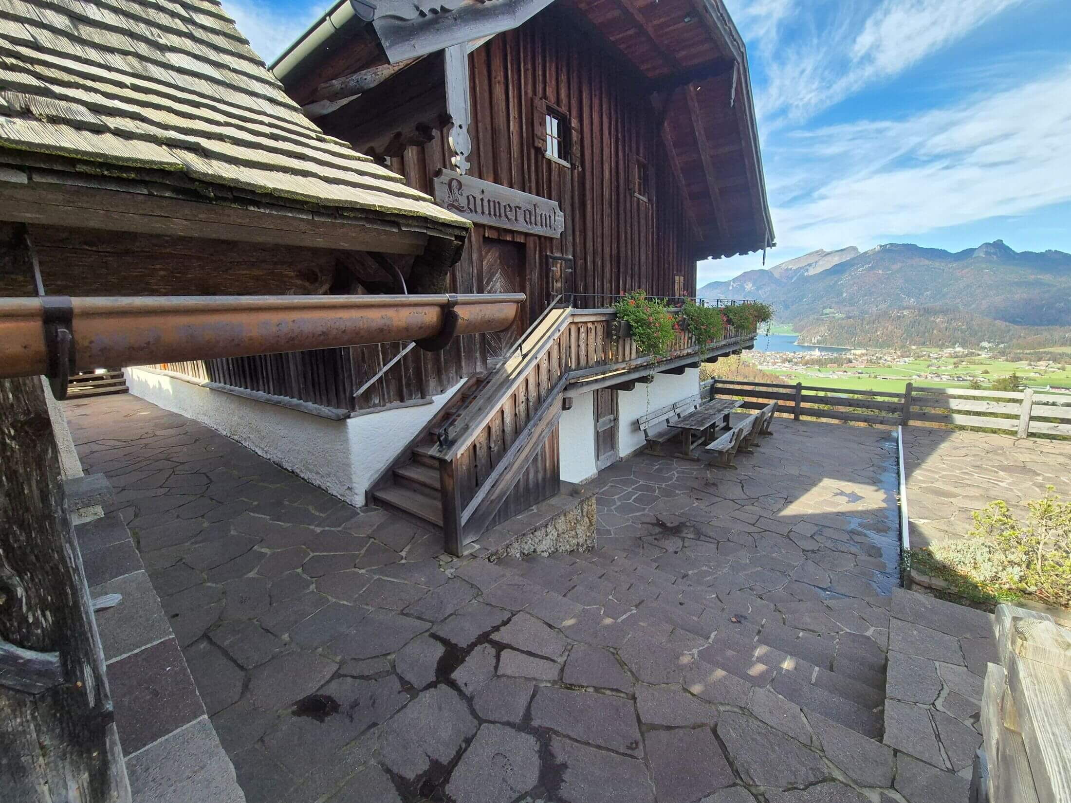 Die Laimeralm mit Blick auf den Wolfgangsee.