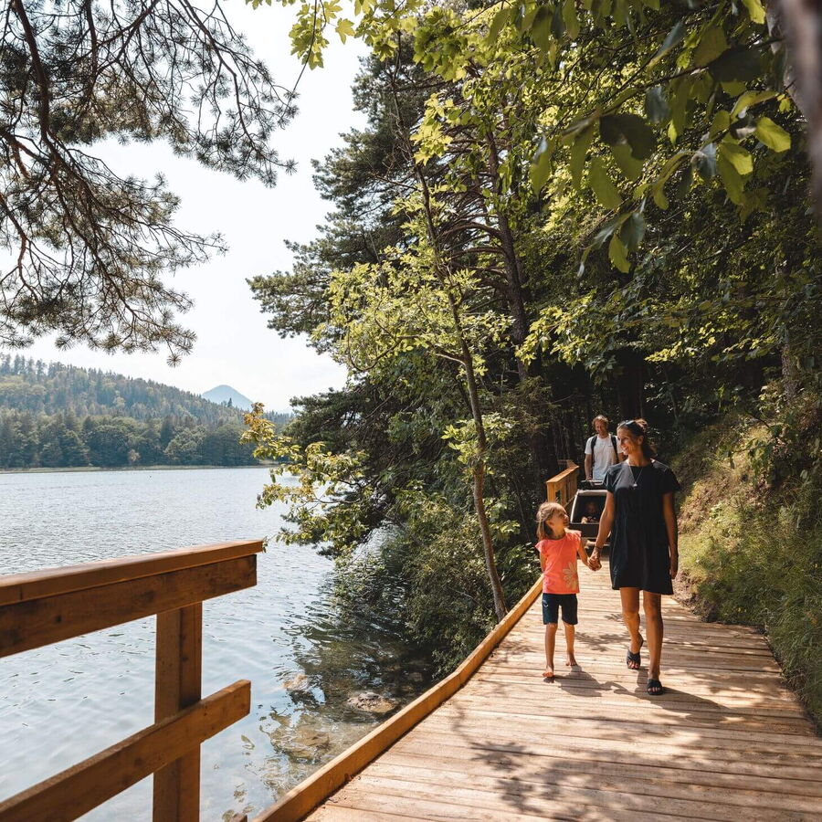 Rund um den Reintalersee spazieren.