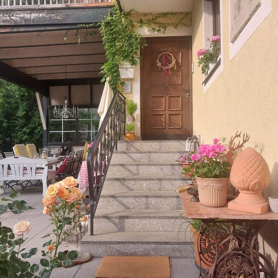Die Ferienwohnung in Schwaz, wo die Rosen schön blühen und man den Aufgang sieht, zur Fewo.