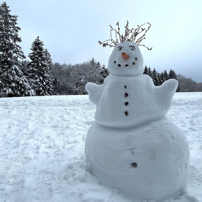 Schneemann bauen im Winterurlaub.