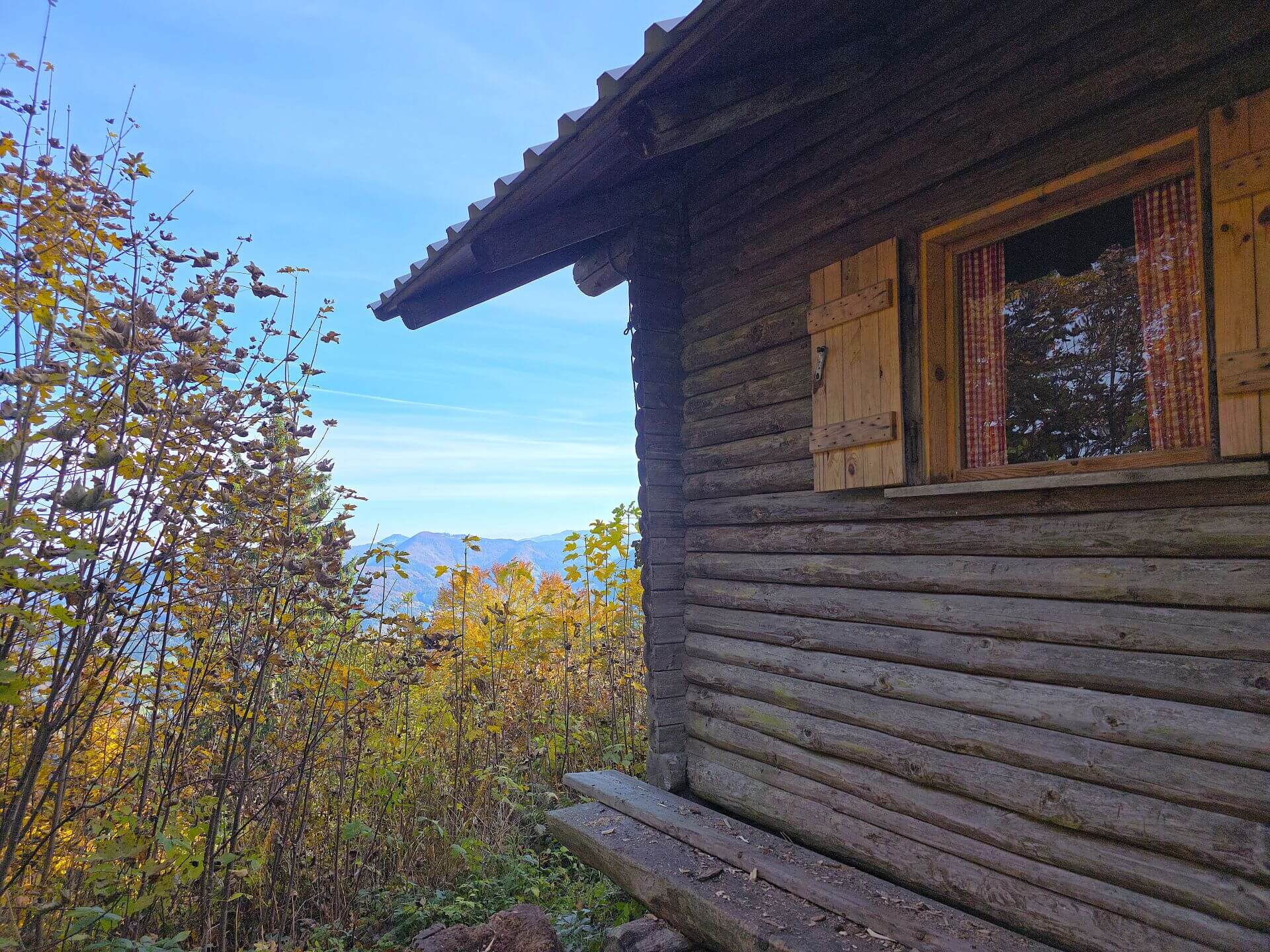 Am Bankerl vor der Abenteuer-Hütte im Mostviertel zählst nur du.