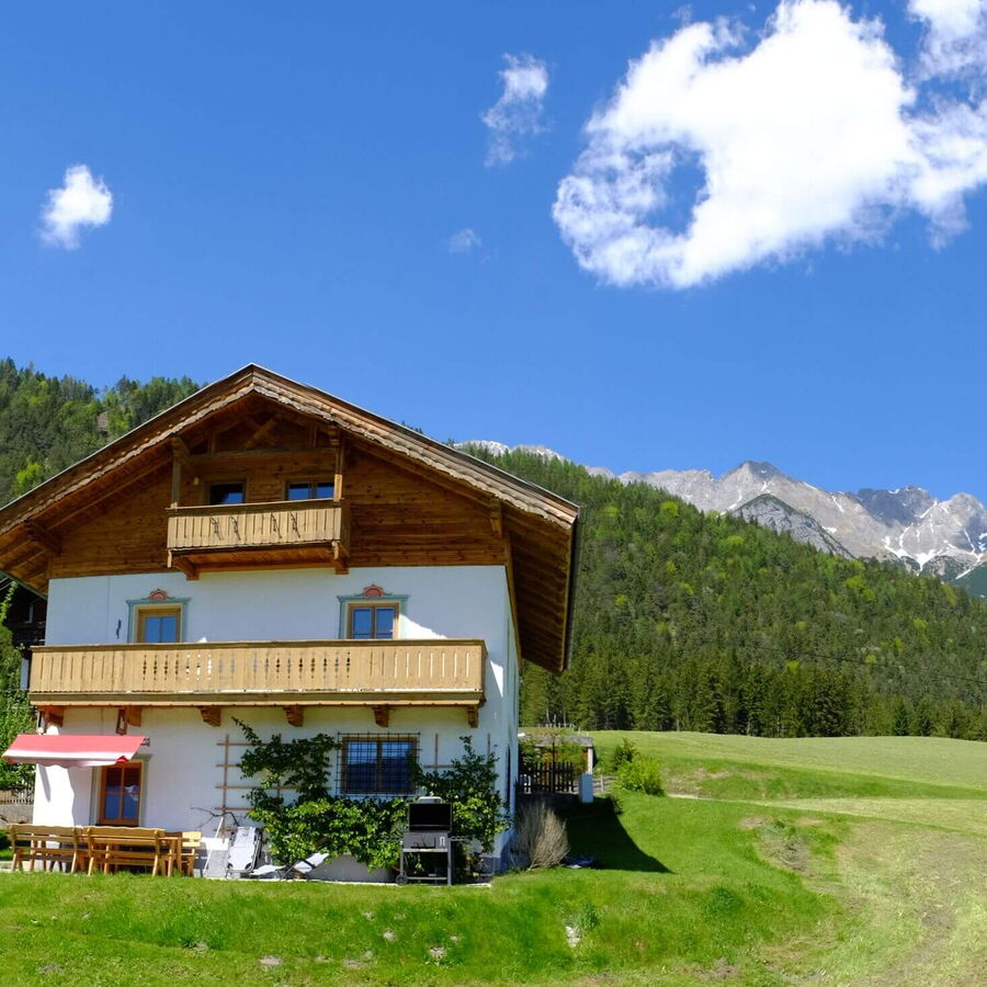 Das Grafenhäusl mit dem Karwendelgebirge im Hintergrund.