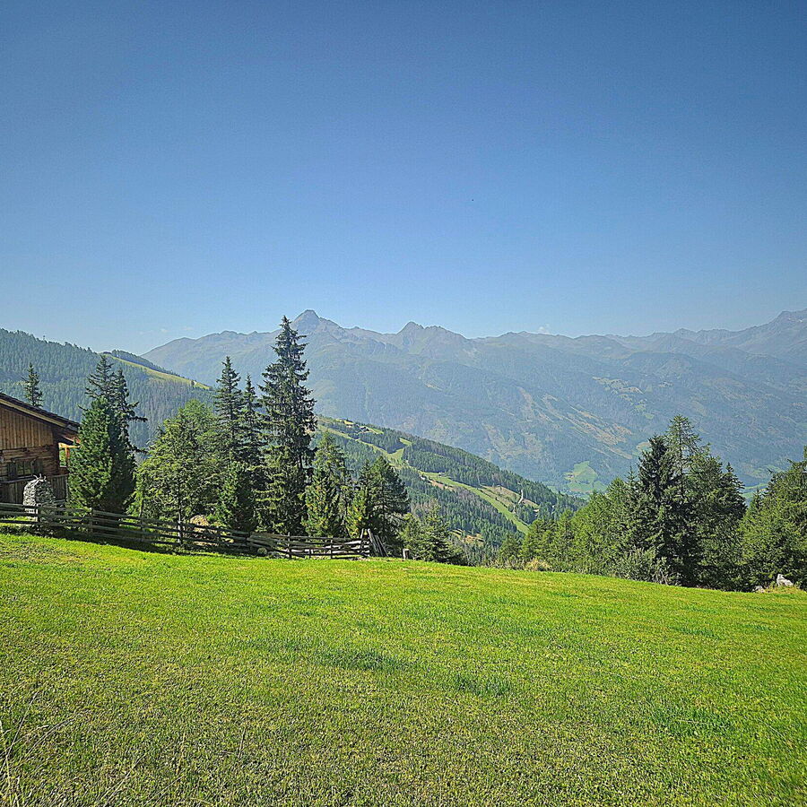 Die Zarze Almhütte, mit im Hintergrund die Osttiroler Bergketten.