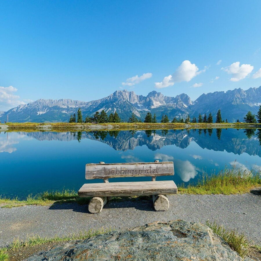Nimm platz auf der Holzbank "Lieblingplatzl" und bestaune den glasklaren Bergsee mit der schönen Bergkulisse die sich im See wiederspiegelt.