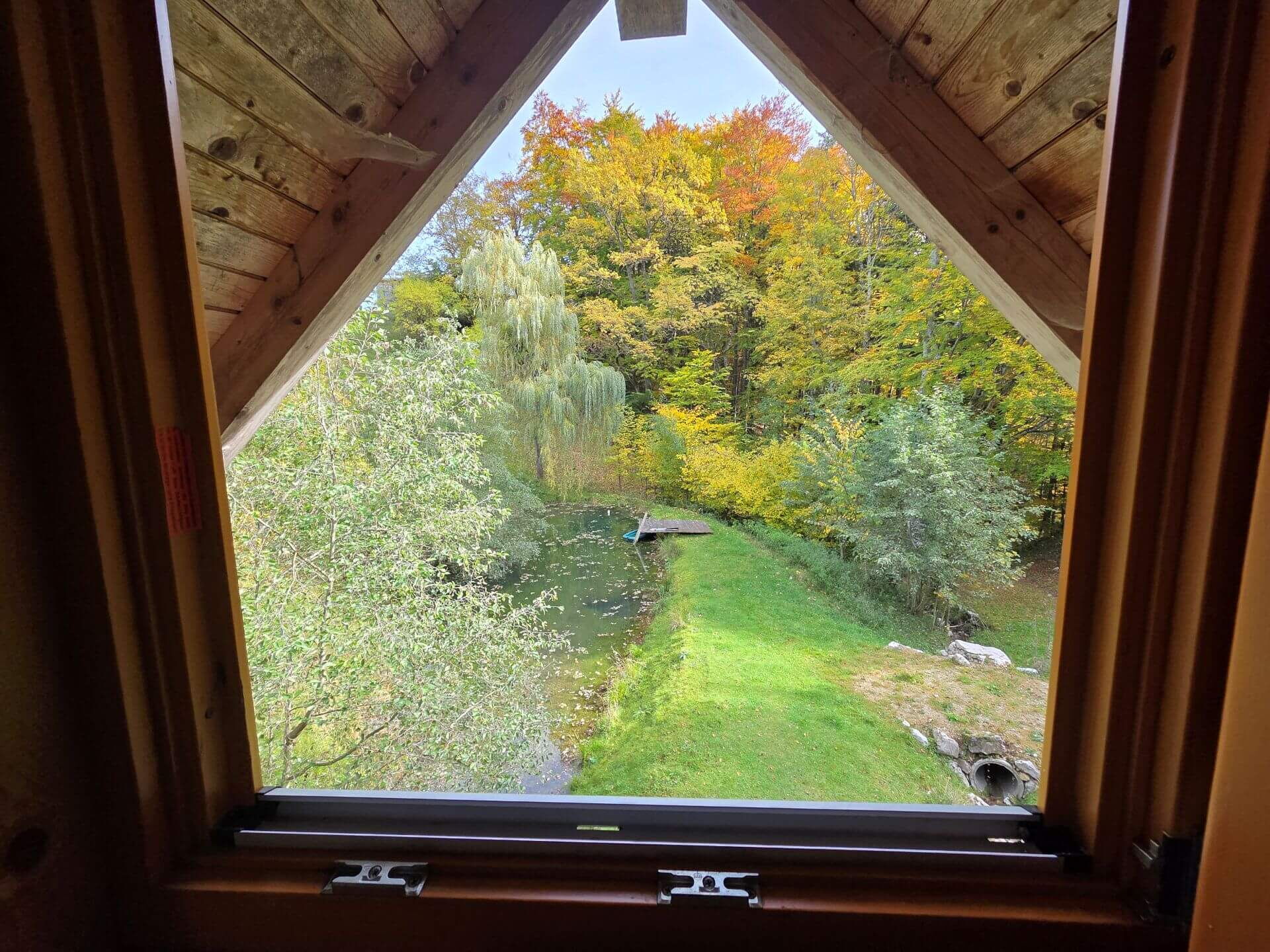 Schlafen im oberen Bereich der Mühlenhütte und aufstehen mit Blick auf den Teich.