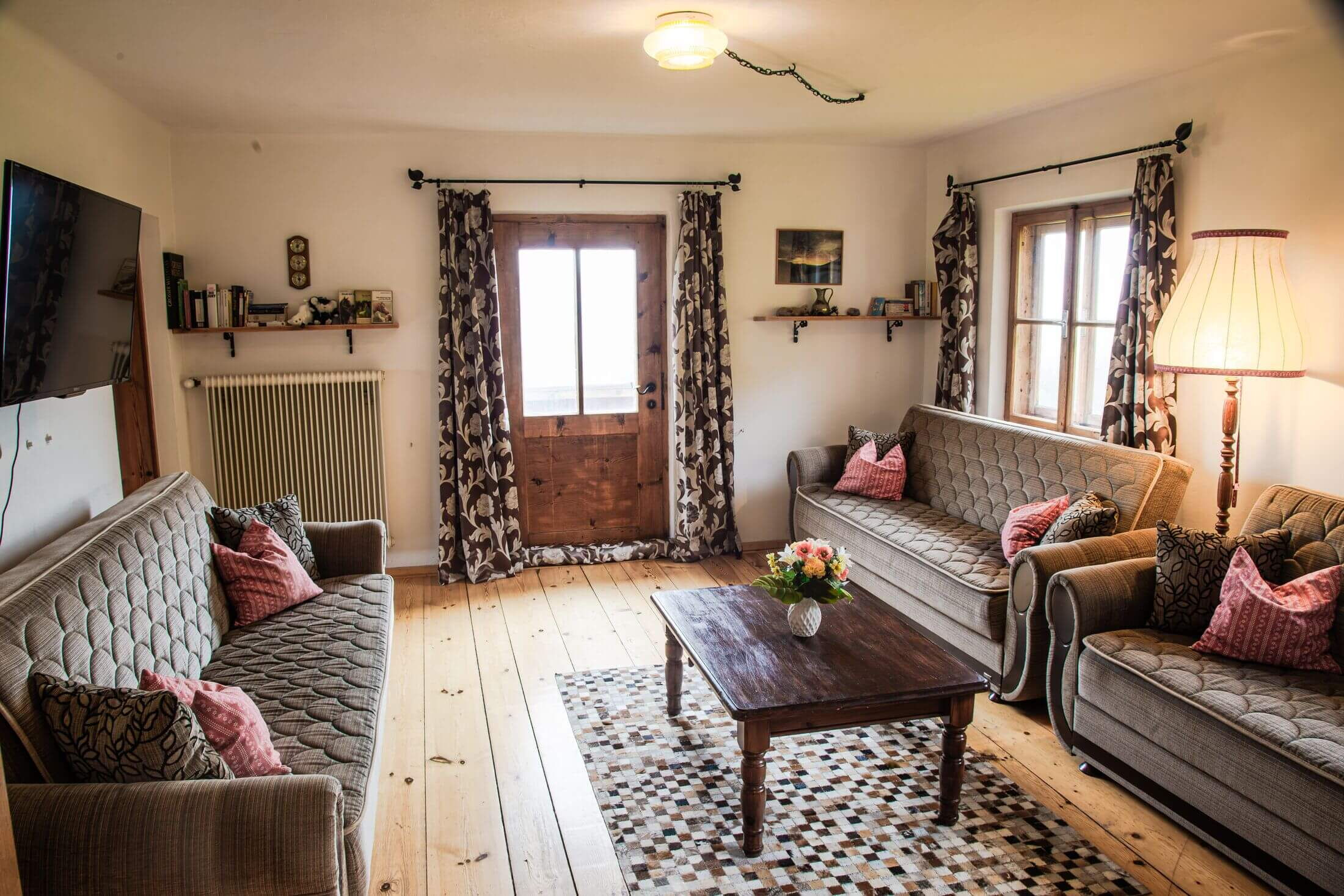 Das Grafenhäusl mit viel Couch Sitzmöglichkeiten und Fernseher, sowie gute Bücher und Spieleabende zu verbringen.