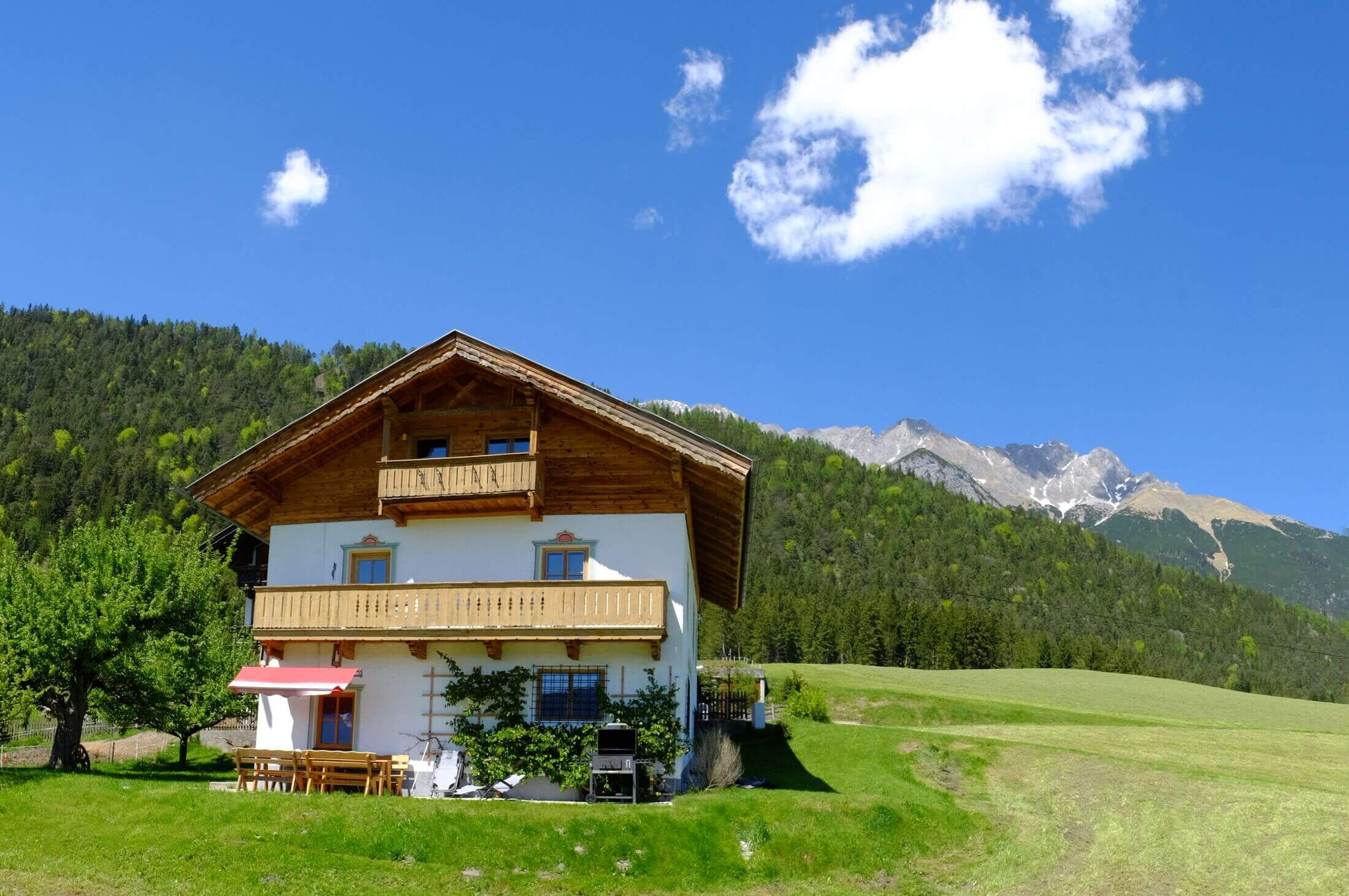 Das Grafenhäusl mit dem Karwendelgebirge im Hintergrund.