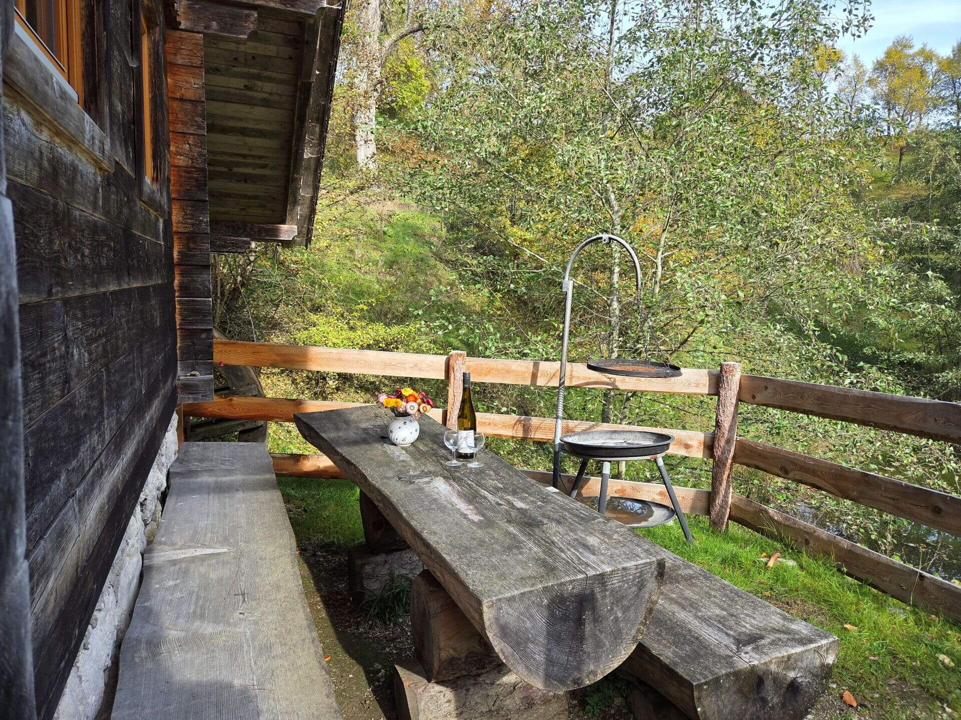 Grill und Sitzgelegenheit direkt vor der Hütte der Mühlenhütte.