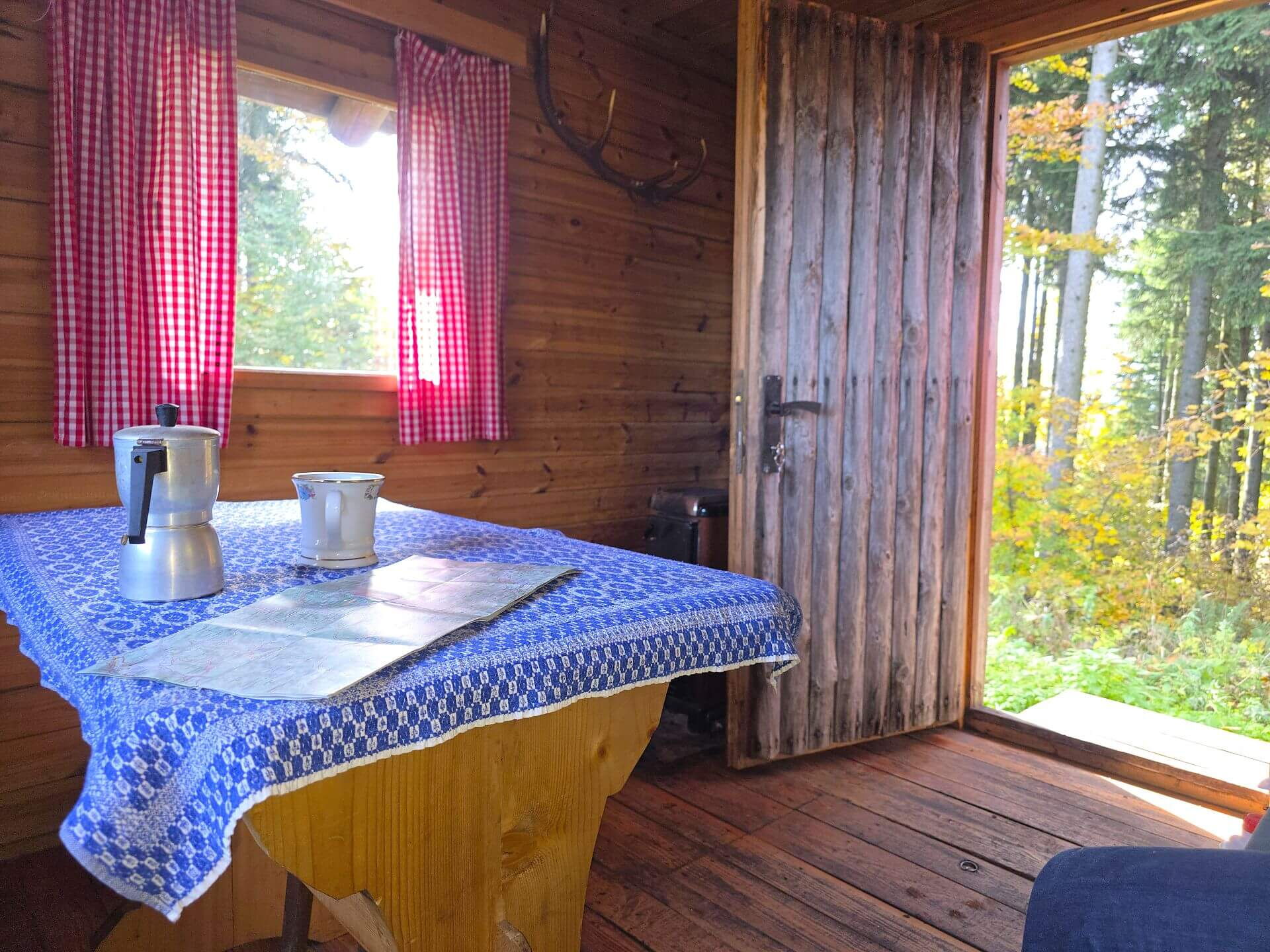 Tritt ein in die gute Stube der Abenteuer-Hütte im Mostviertel.