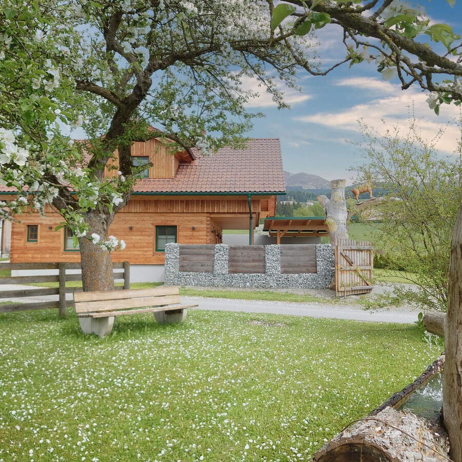 Die Alpensteinbock-Hütte am Greim mit Brunnen vor der Hütte.