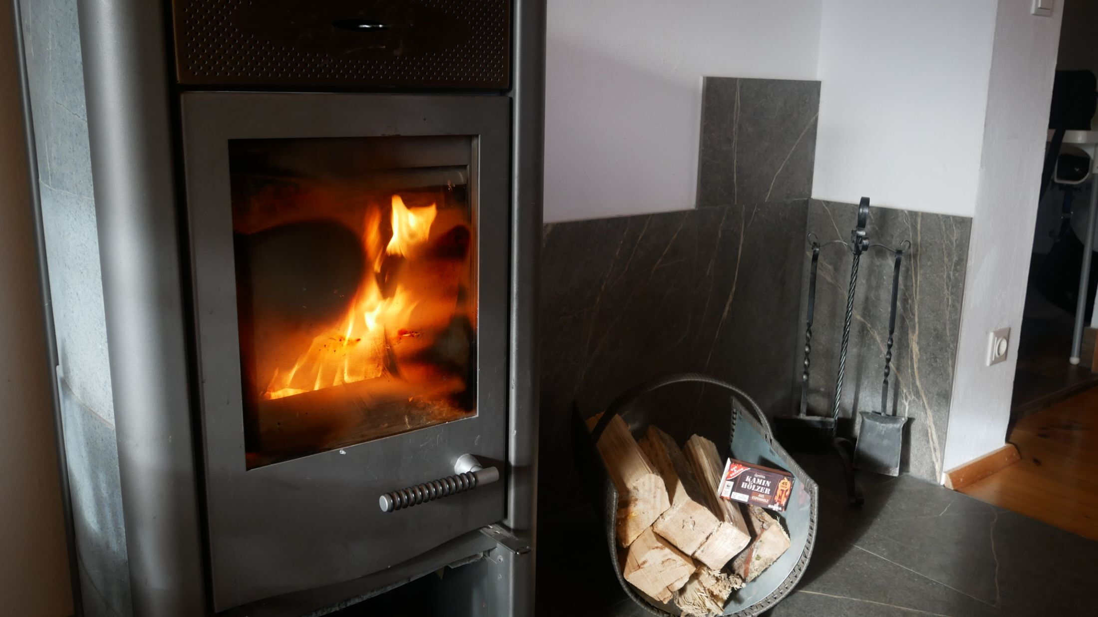 Der wohlig warme Schwedenofen im Esszimmer.