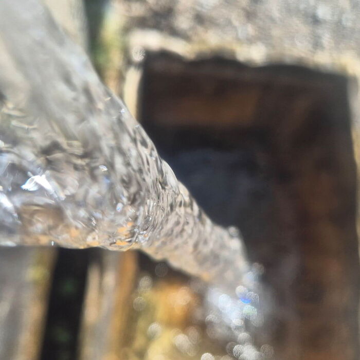 Eiskaltes Quellwasser das direkt vom Berg kommt und von dort in den Brunnen gelangt.