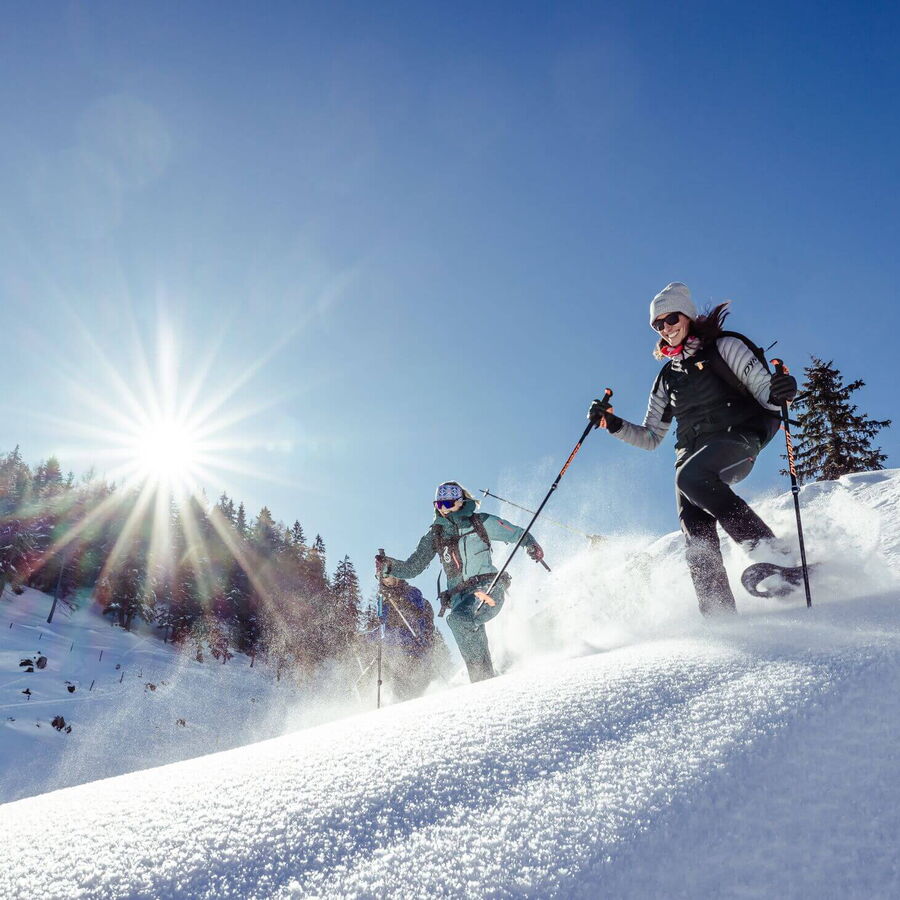 Das Schneeschuhwandern im Alpbachtal macht zusammen bei schönster Winterlandschaft richtig Spaß.