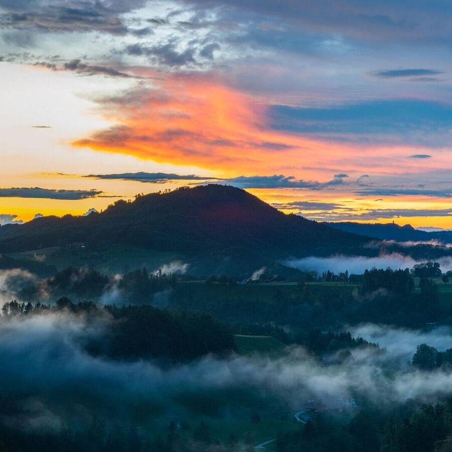 Beim Sonnenuntergang die Nebelschwaden vom Berg auf das Tal begutachten.