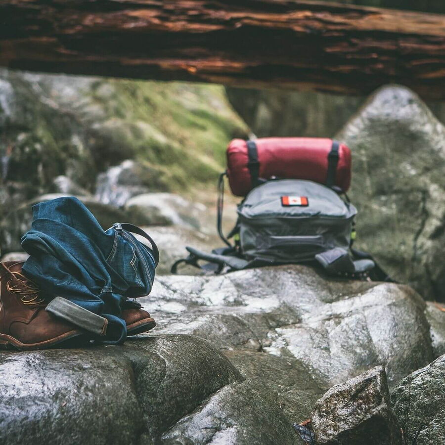 Während der schönen Wanderungen eine Pause im Bach eingelegt und den Rucksack samt Klamotten auf den Steinen positioniert.
